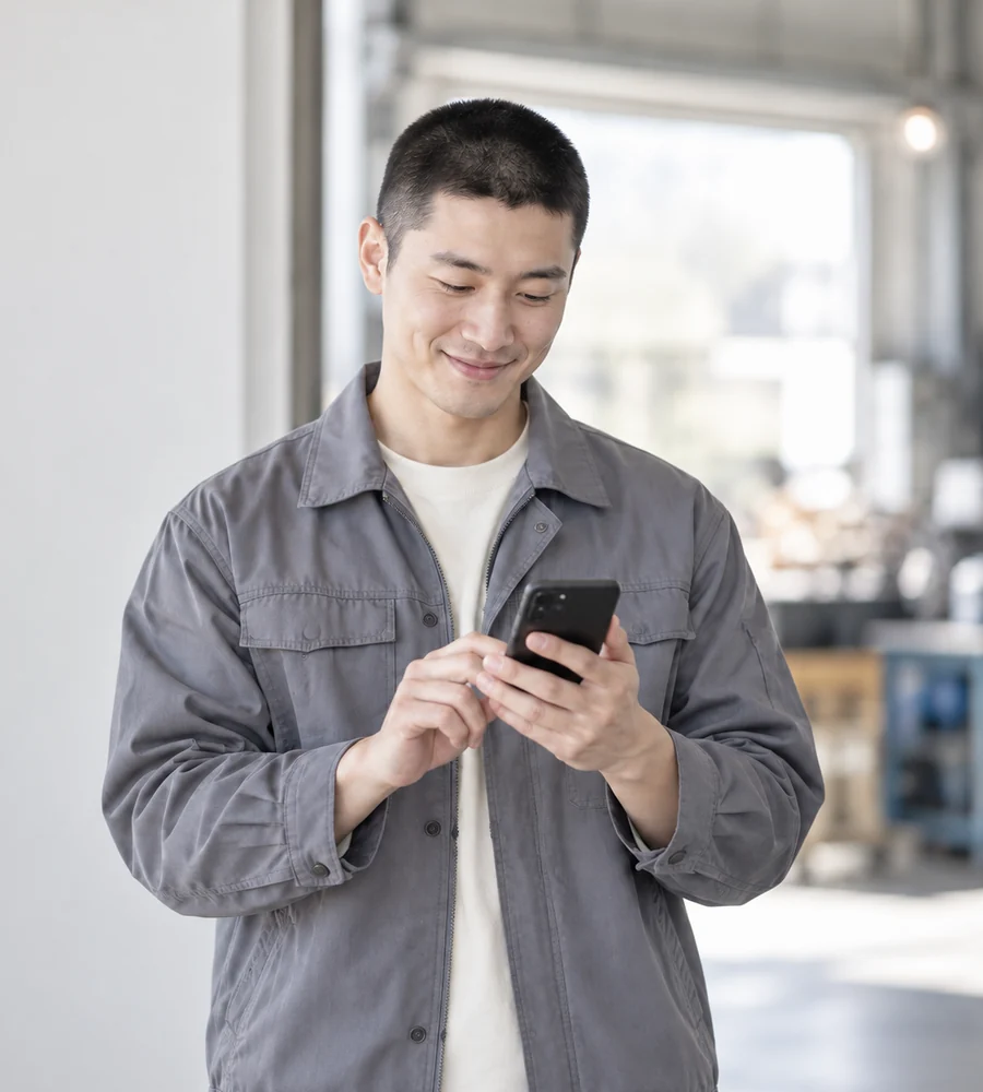 부산 서면 개인돈 대출 상담을 휴대전화로 안내받는 고객